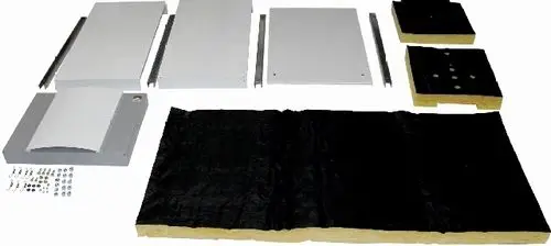 Komplettset von Wolf zur Wärmedämmung und Verkleidung, bestehend aus mehreren Paneelen, Dämmmaterial und Montageschrauben, auf weißem Hintergrund angeordnet.
